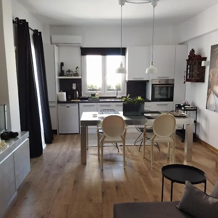 Minimal Apartment By The Beach Corinth المظهر الخارجي الصورة